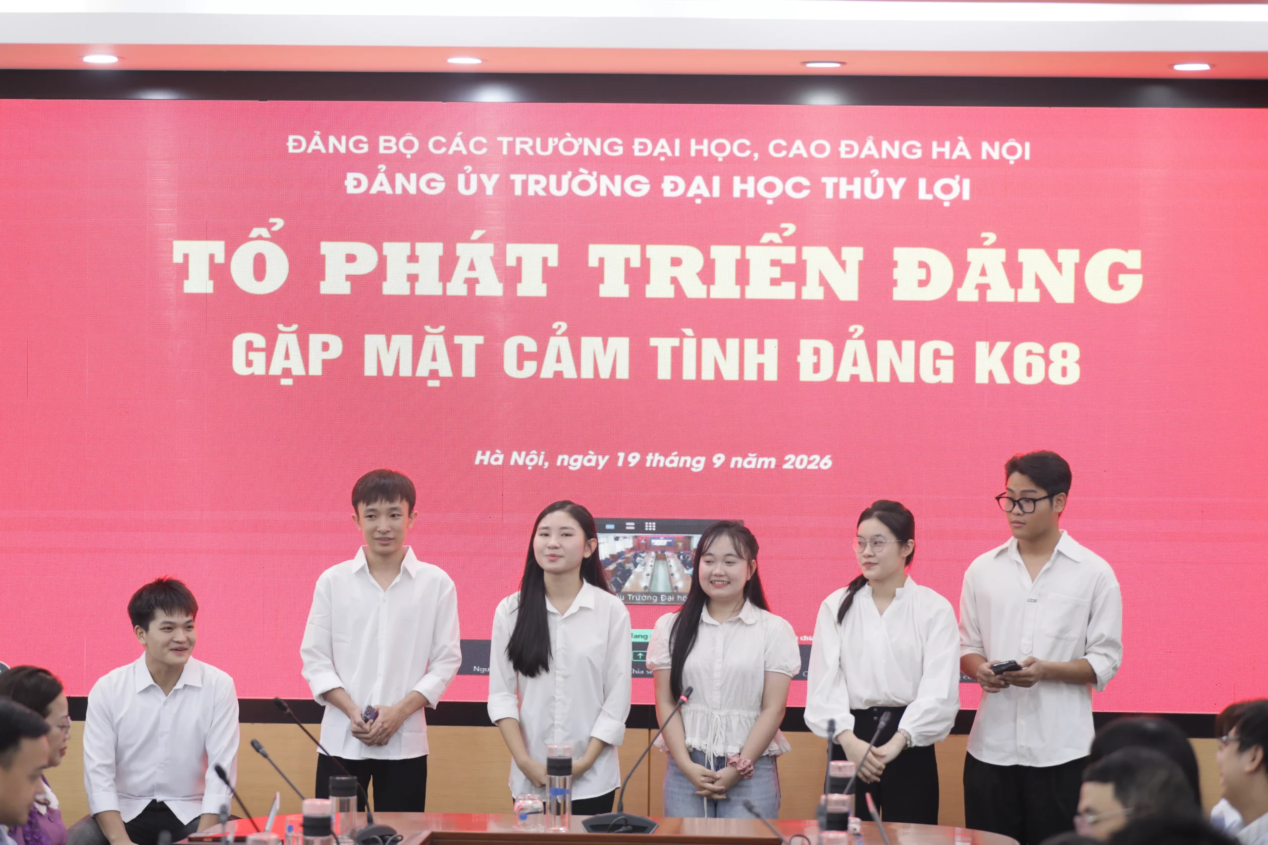 Trường Đại học Thủy lợi gặp mặt tân sinh viên K68 đã hoàn thành lớp bồi dưỡng nhận thức về Đảng