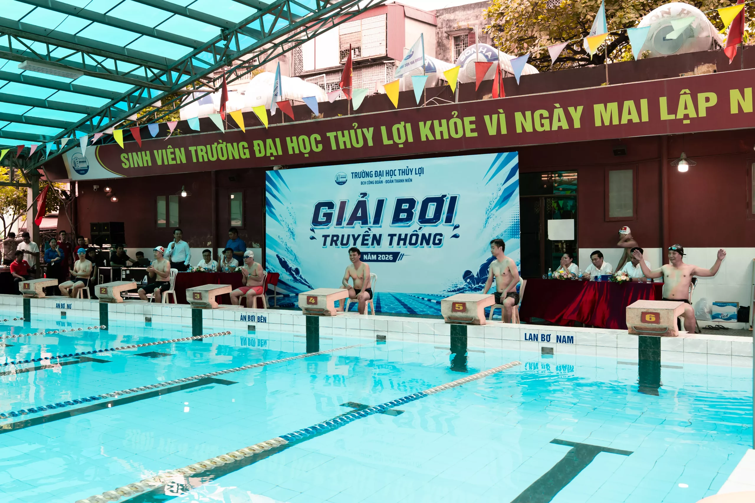 Gần 300 vận động viên tranh tài tại Giải bơi truyền thống Trường Đại học Thủy lợi năm 2026