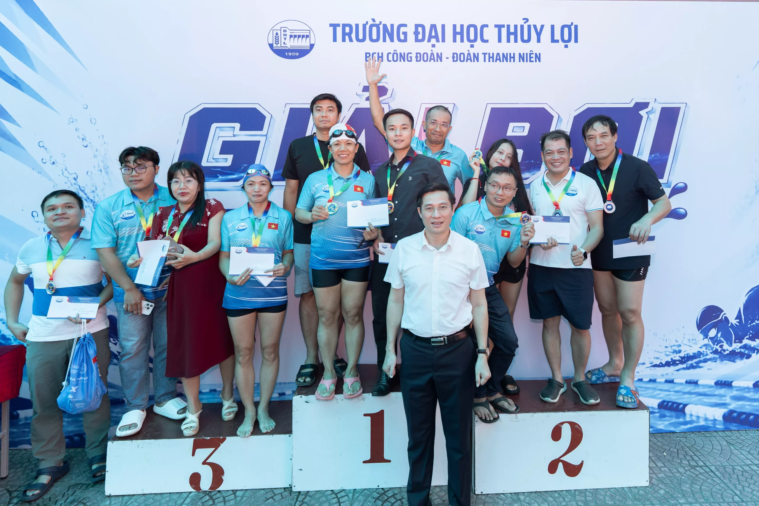 Gần 300 vận động viên tranh tài tại Giải bơi truyền thống Trường Đại học Thủy lợi năm 2026