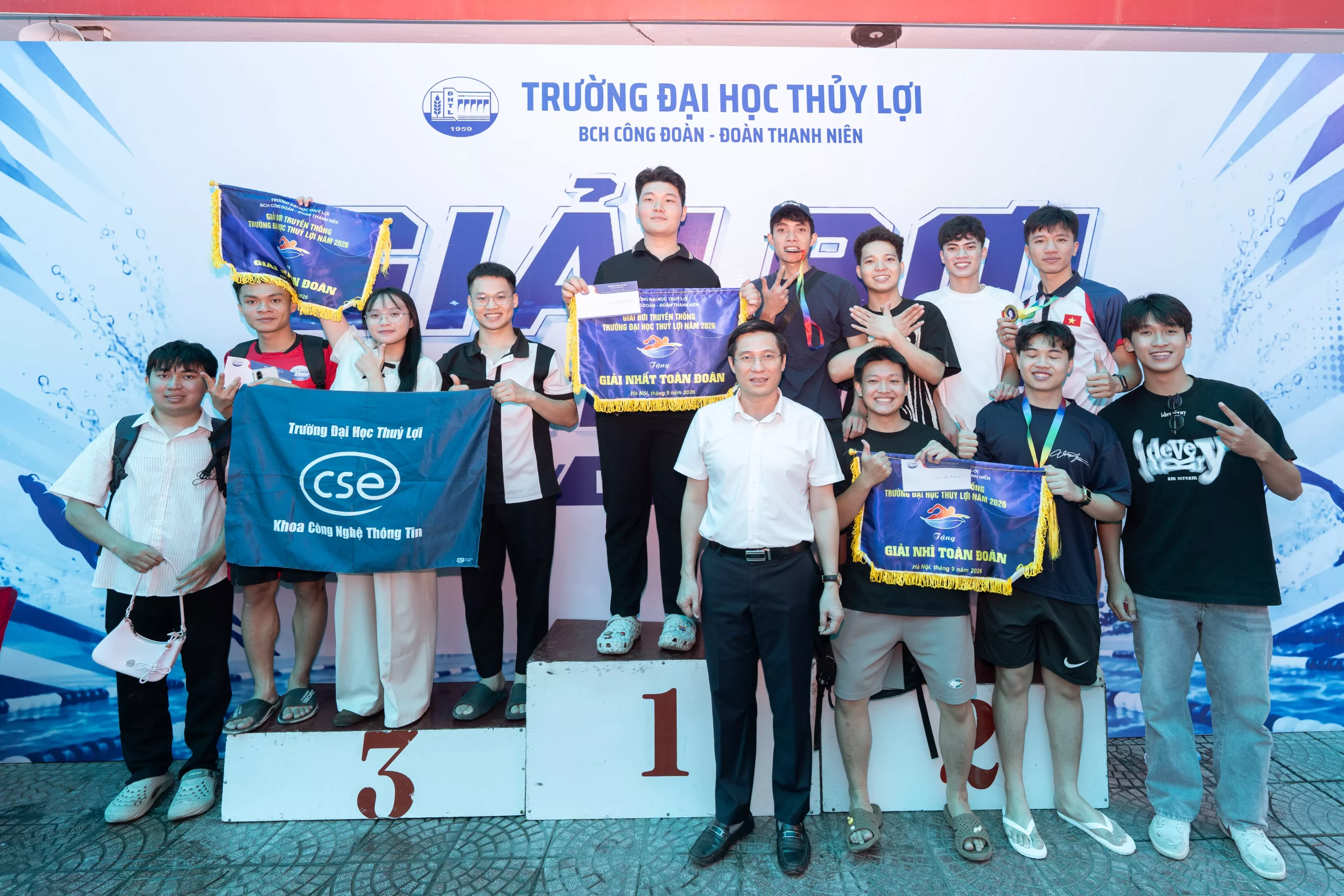 Gần 300 vận động viên tranh tài tại Giải bơi truyền thống Trường Đại học Thủy lợi năm 2026
