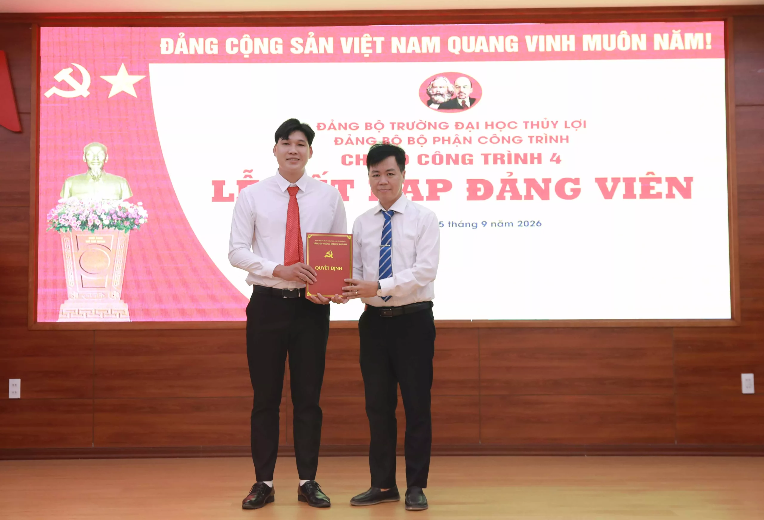 Trường Đại học Thủy lợi kết nạp 07 đảng viên trong ngày khai giảng năm học mới