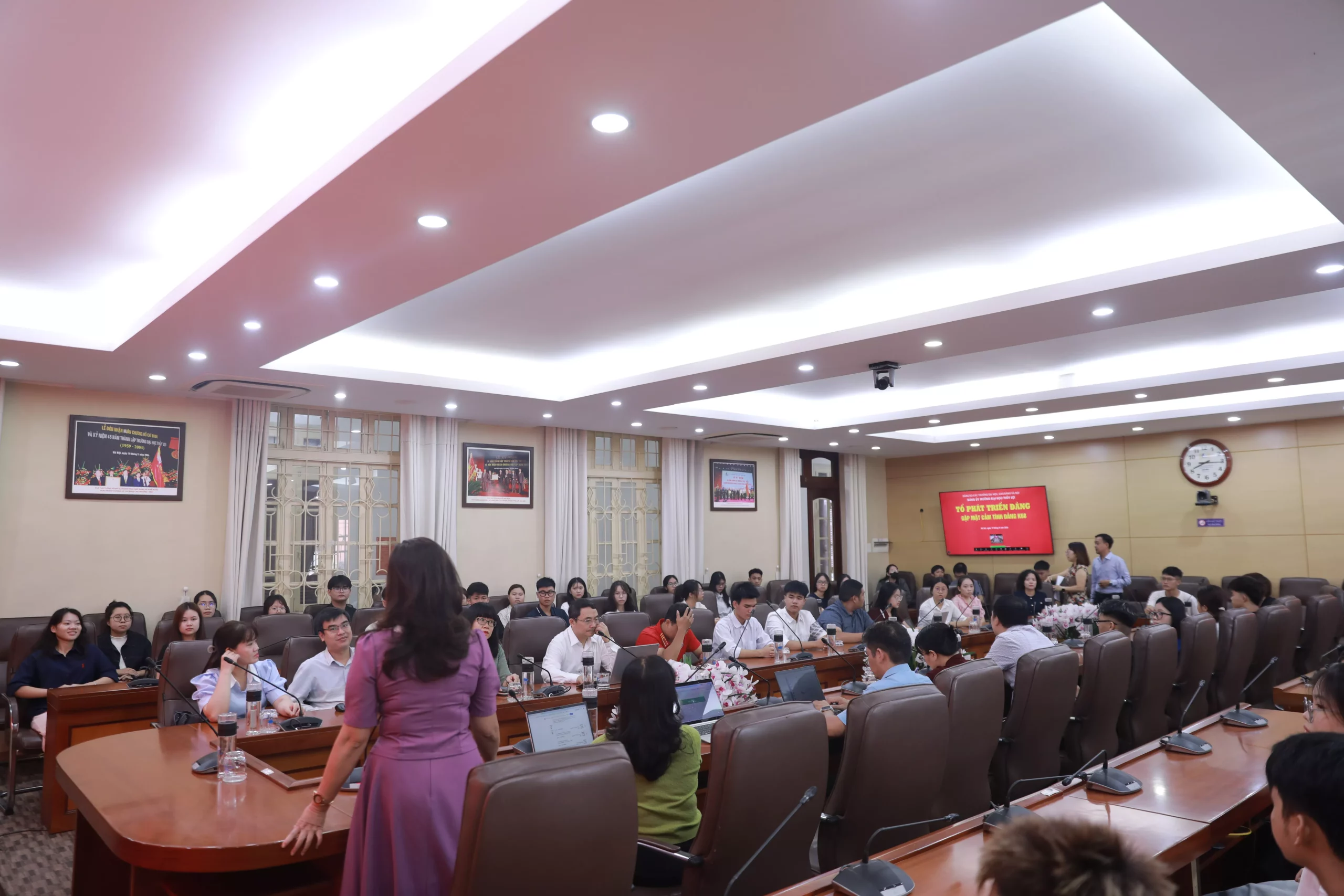 Trường Đại học Thủy lợi gặp mặt tân sinh viên K68 đã hoàn thành lớp bồi dưỡng nhận thức về Đảng