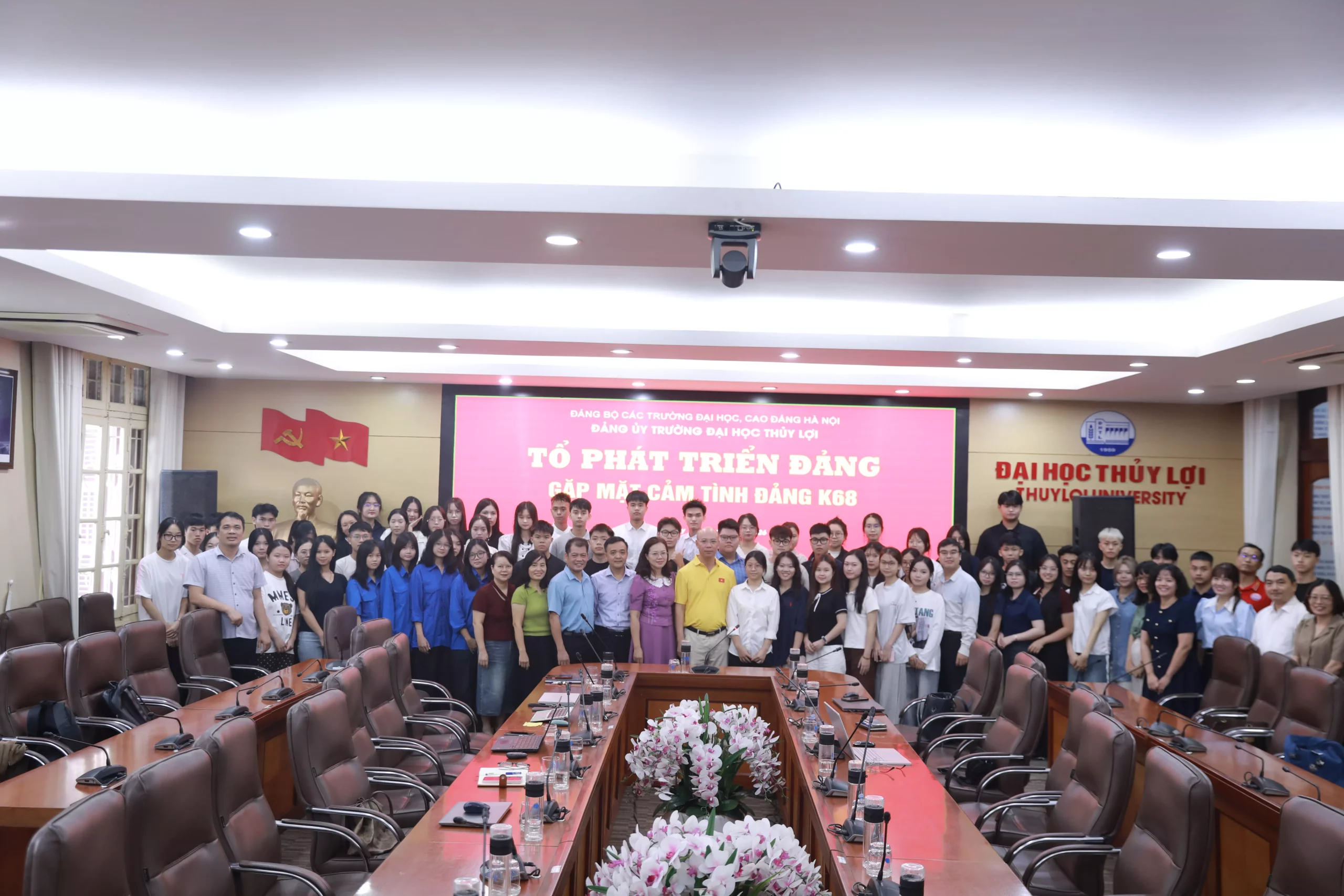 Trường Đại học Thủy lợi gặp mặt tân sinh viên K68 đã hoàn thành lớp bồi dưỡng nhận thức về Đảng