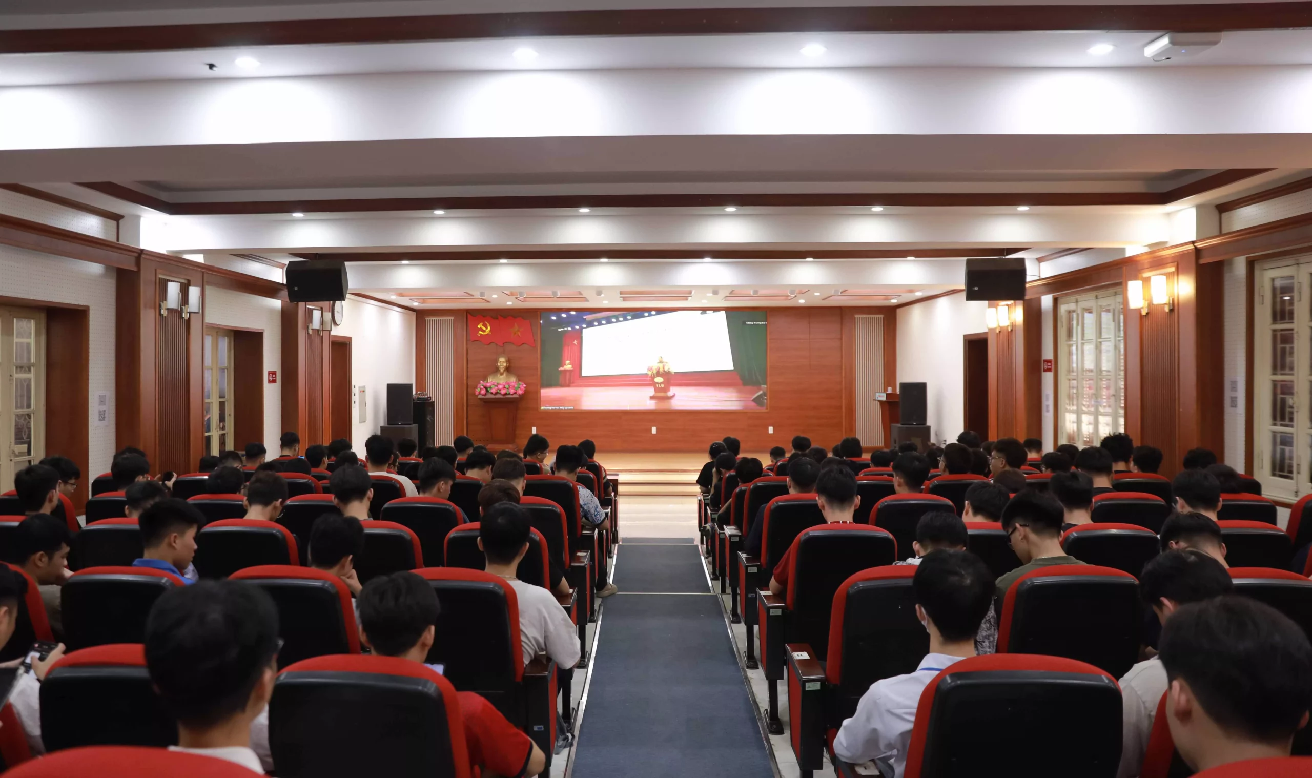 Trường Đại học Thủy lợi tổ chức Tuần đầu khóa học cho tân sinh viên khóa 68