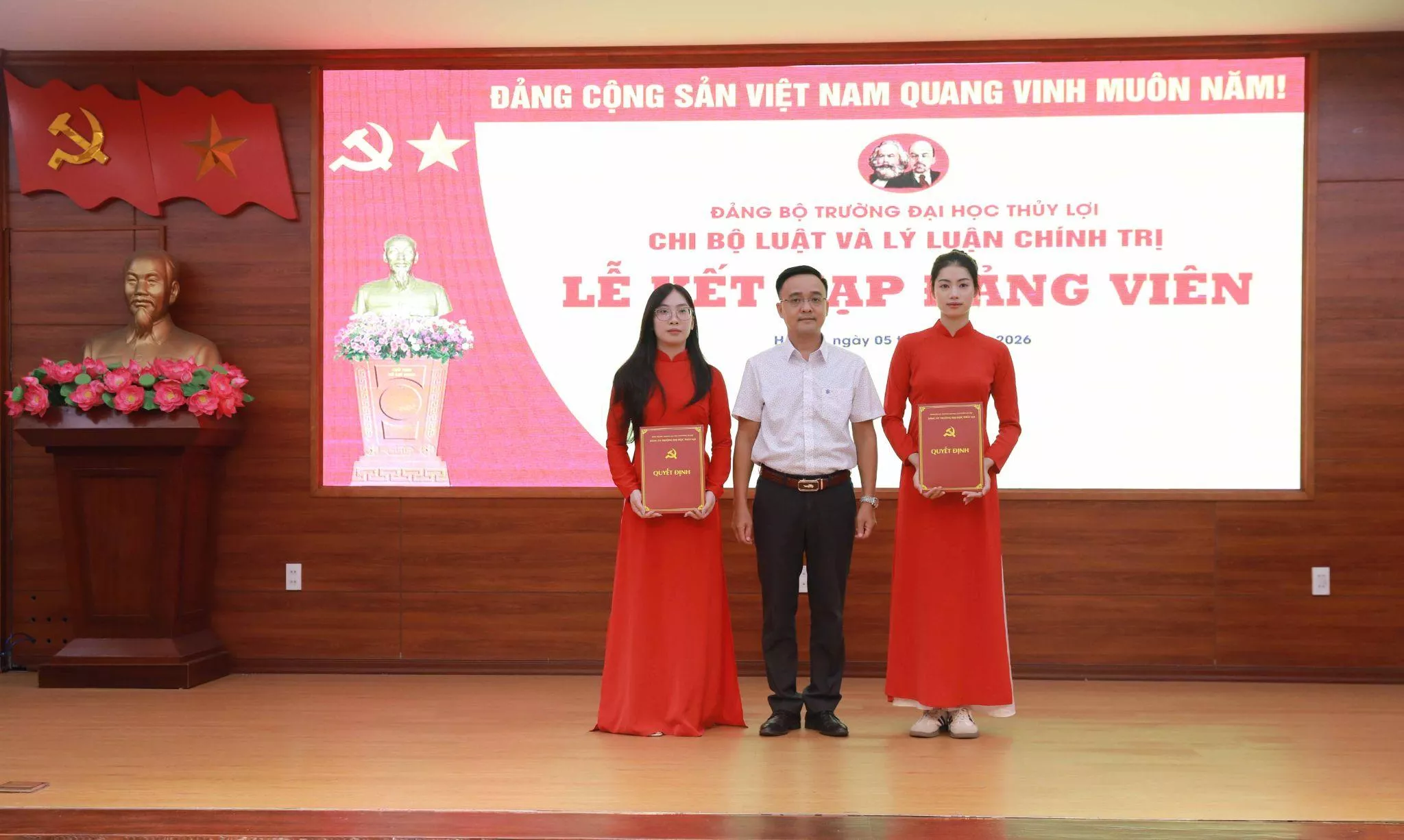 Trường Đại học Thủy lợi kết nạp 07 đảng viên trong ngày khai giảng năm học mới