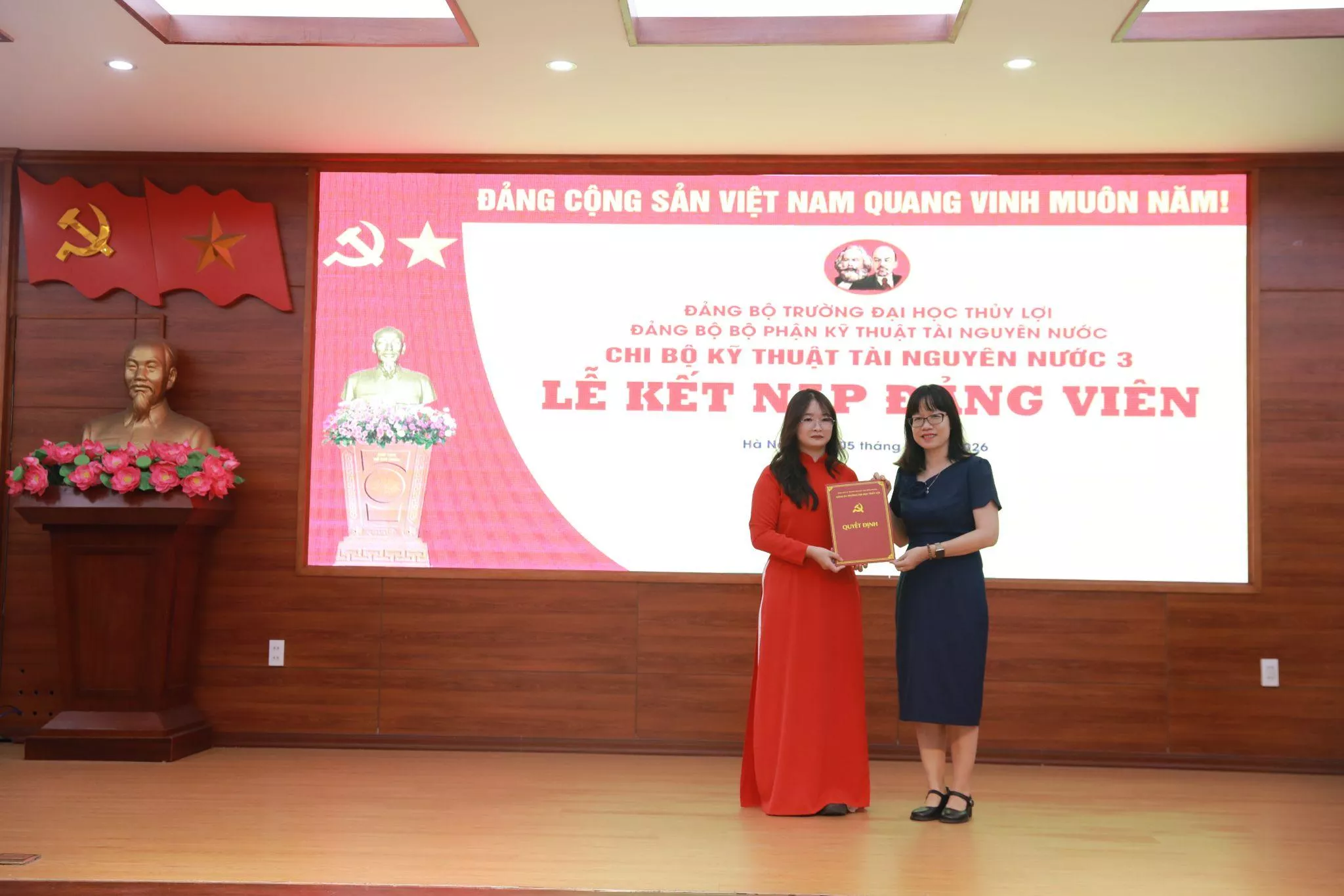 Trường Đại học Thủy lợi kết nạp 07 đảng viên trong ngày khai giảng năm học mới