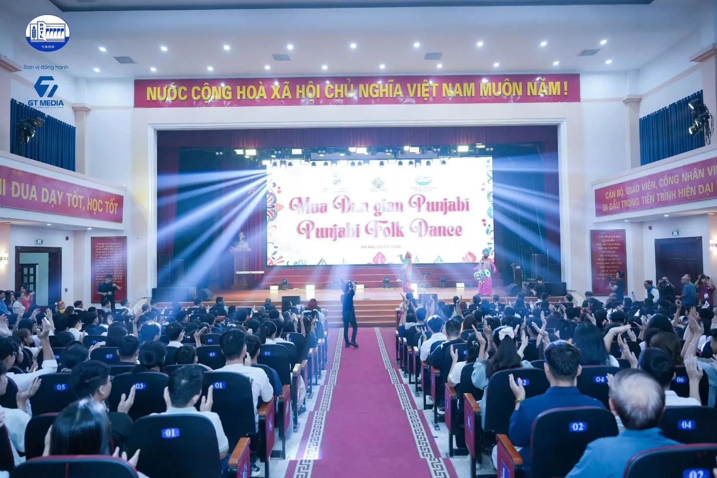 Lan tỏa sắc màu văn hóa quốc tế trong đêm Chào tân sinh viên K68
