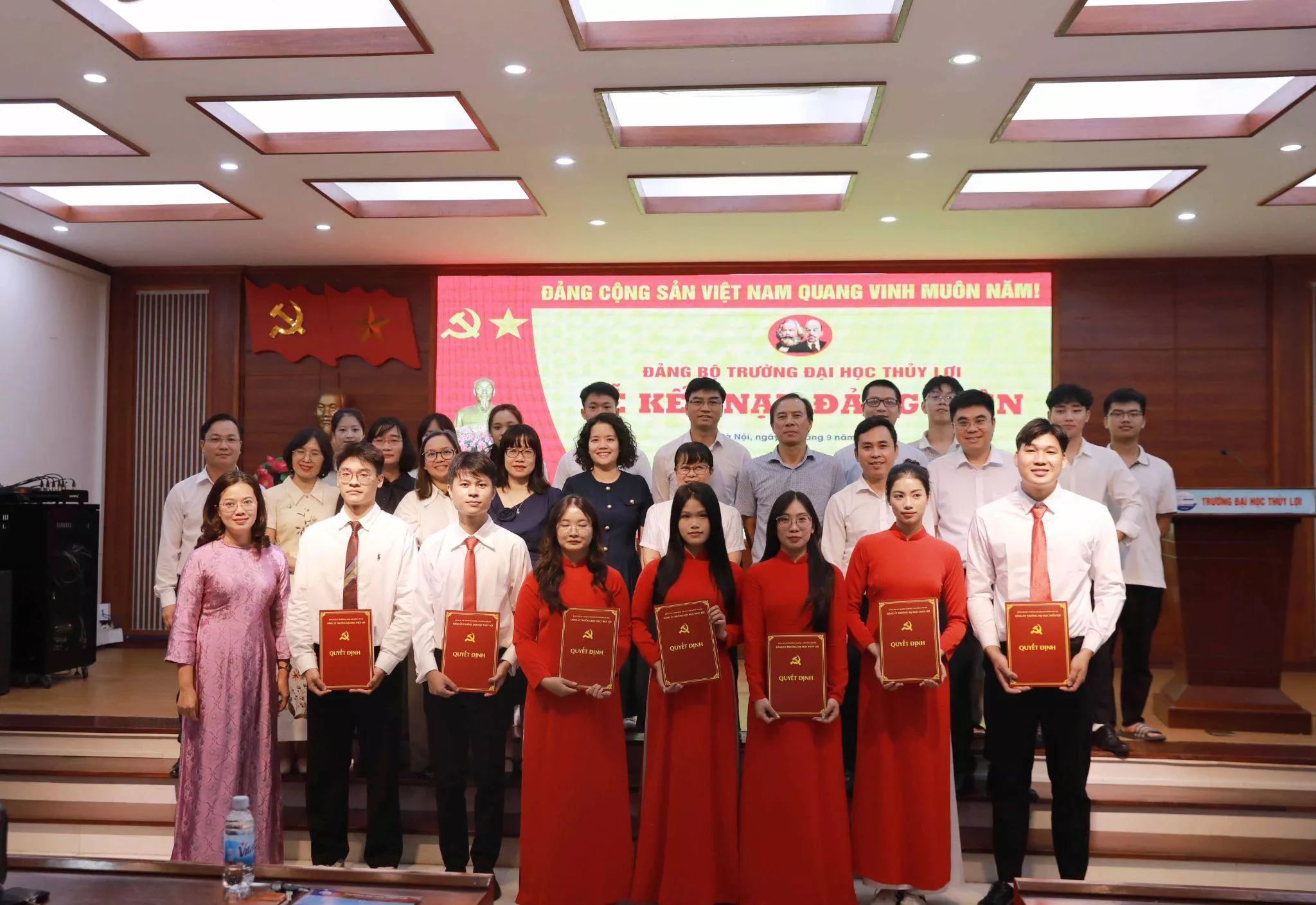 Trường Đại học Thủy lợi kết nạp 07 đảng viên trong ngày khai giảng năm học mới