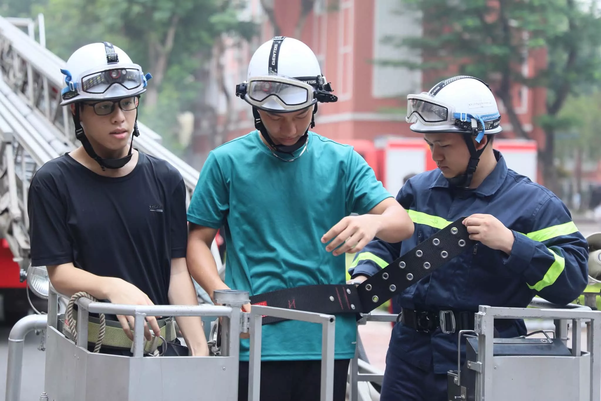 Sinh viên Trường Đại học Thủy lợi trải nghiệm kỹ năng phòng cháy, chữa cháy và cứu nạn, cứu hộ