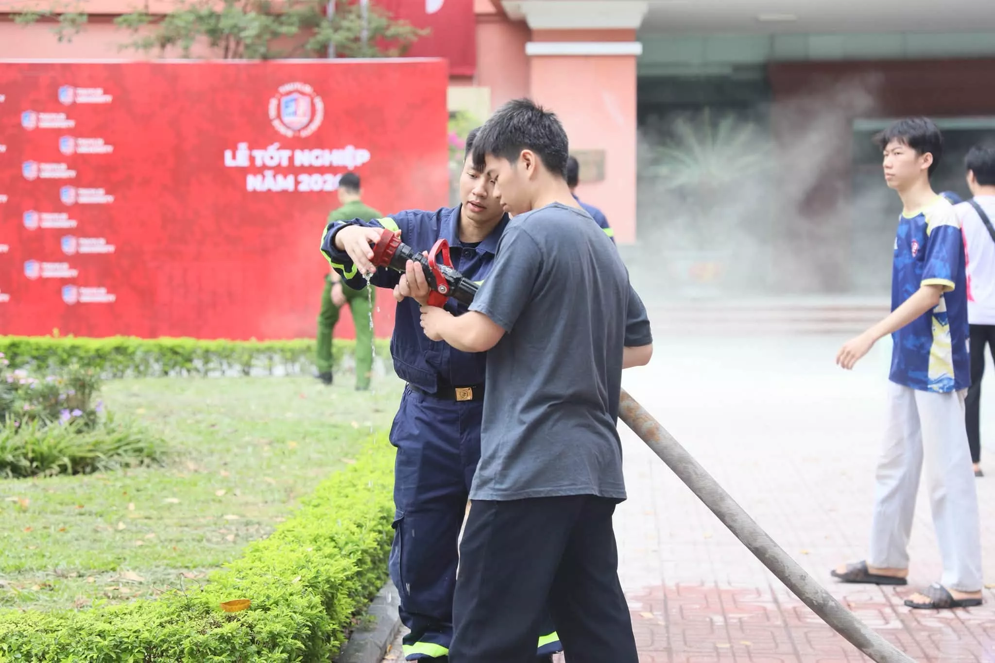 Sinh viên Trường Đại học Thủy lợi trải nghiệm kỹ năng phòng cháy, chữa cháy và cứu nạn, cứu hộ