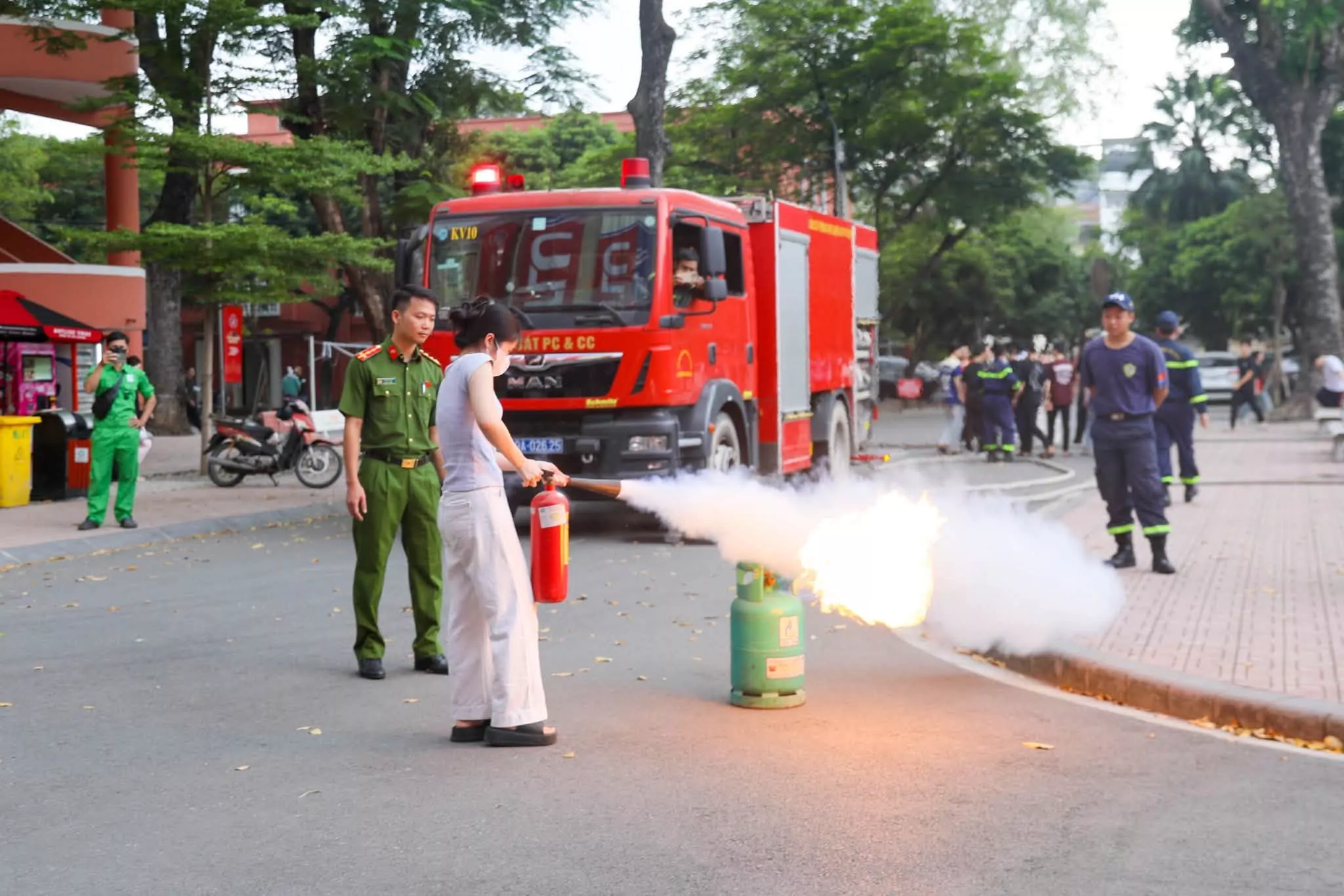 Sinh viên Trường Đại học Thủy lợi trải nghiệm kỹ năng phòng cháy, chữa cháy và cứu nạn, cứu hộ