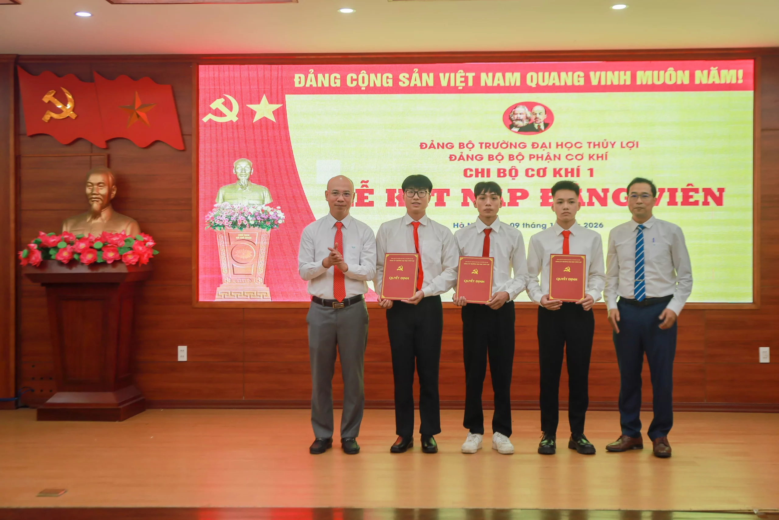 Thêm 9 đảng viên góp sức xây dựng Đảng bộ Trường Đại học Thủy lợi