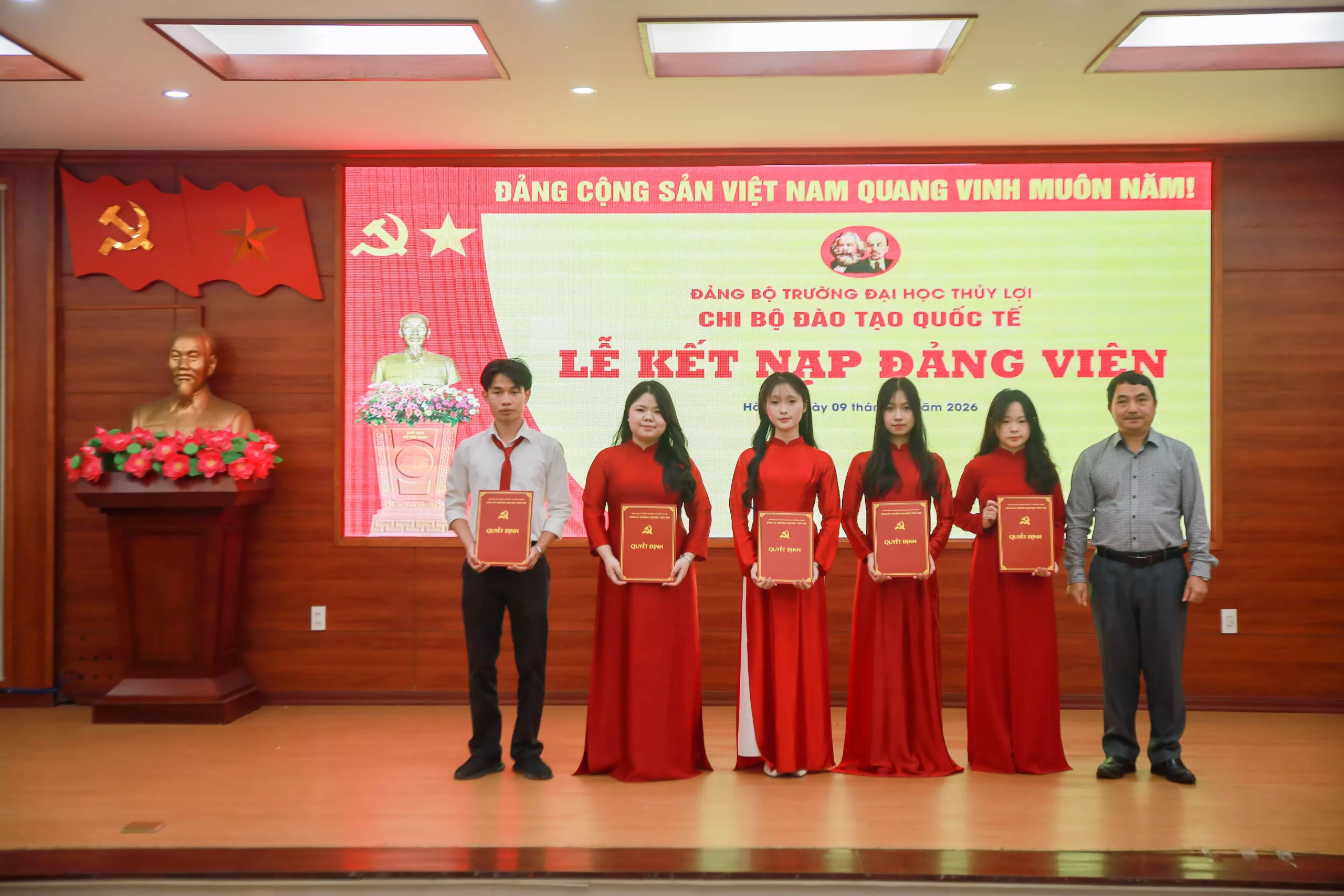 Thêm 9 đảng viên góp sức xây dựng Đảng bộ Trường Đại học Thủy lợi